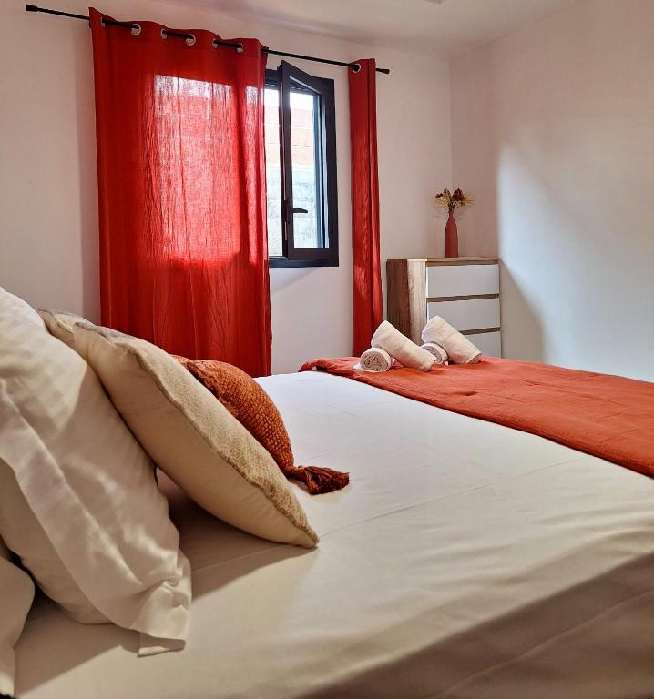 Postel nebo postele na pokoji v ubytování Villa Le Cyprès classée 4 Etoiles billard, piscine et jacuzzi