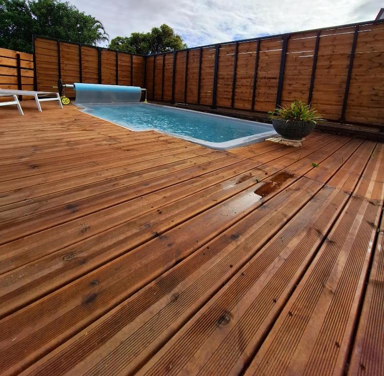 Bazén v ubytování Villa Le Cyprès classée 4 Etoiles billard, piscine et jacuzzi nebo v jeho okolí