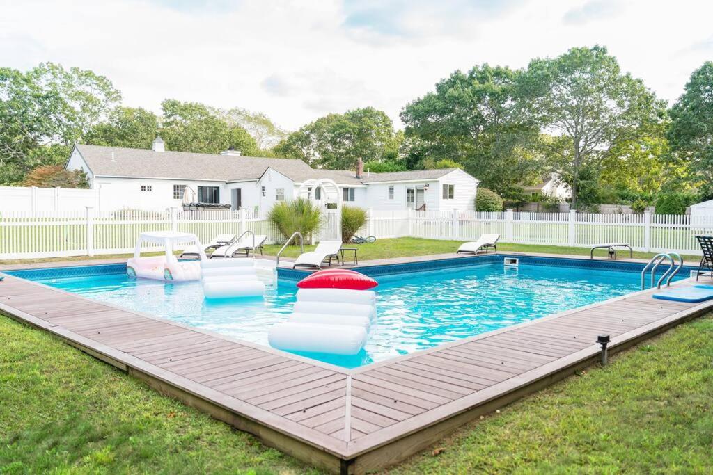 basen z leżakami na dziedzińcu w obiekcie Casa Hermes in Hamptons w mieście Westhampton Beach