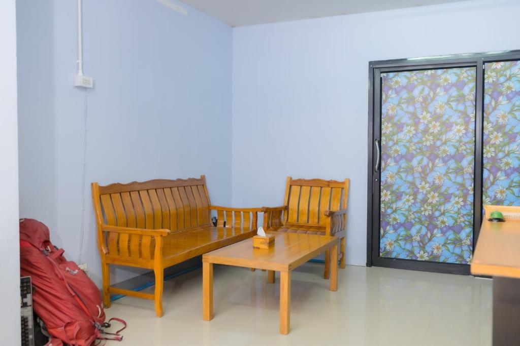 Posezení v ubytování Nacha Hostel, Koh Phi Phi, Krabi. THAILAND