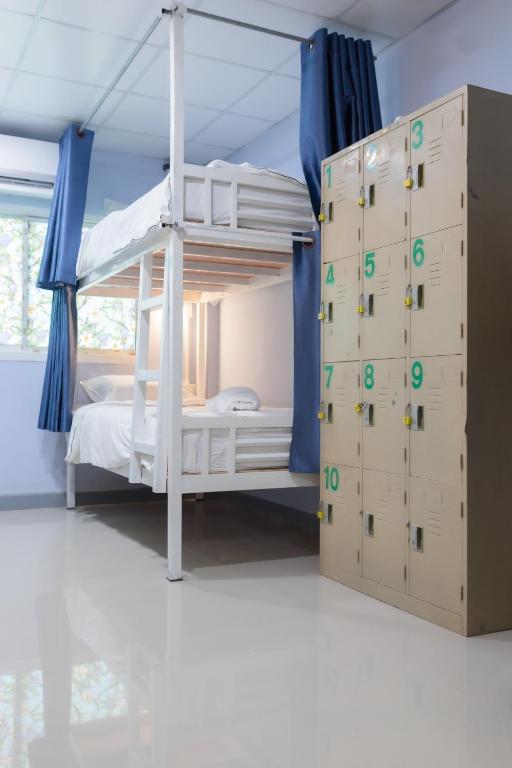 Postel nebo postele na pokoji v ubytování Nacha Hostel, Koh Phi Phi, Krabi. THAILAND