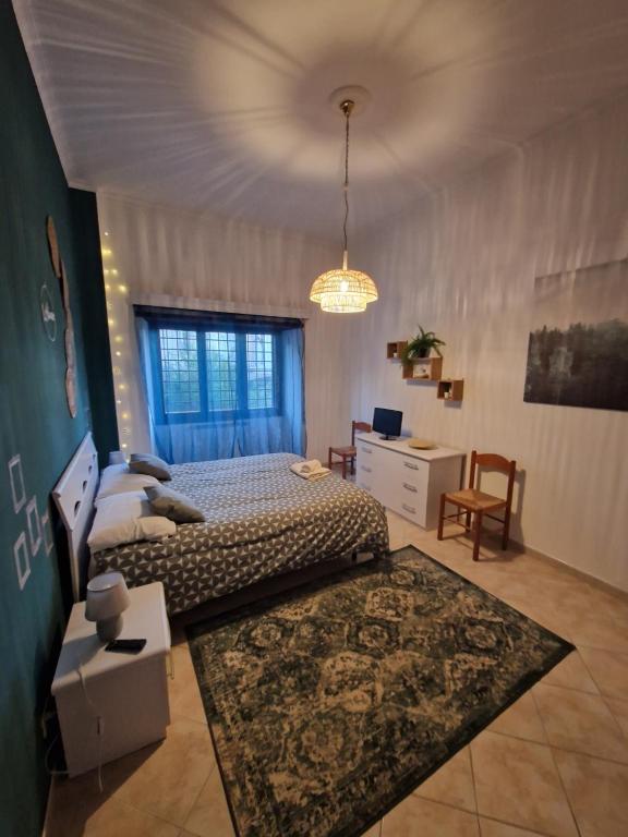 1 dormitorio con 2 camas y alfombra en At MONICA's in Rome - stazione Labaro, en Roma