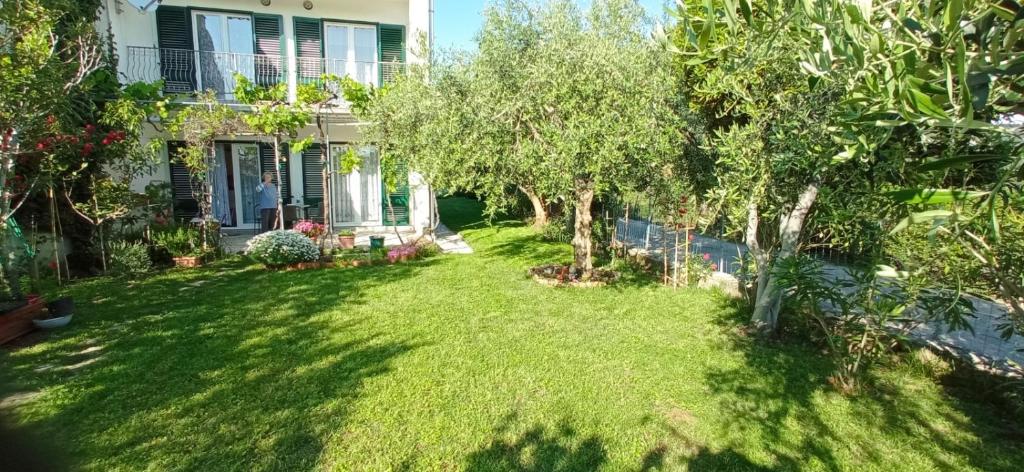Vonkajšia záhrada v ubytovaní Apartment in Rab with Seaview, Balcony, WIFI, Washing machine (3728-1)