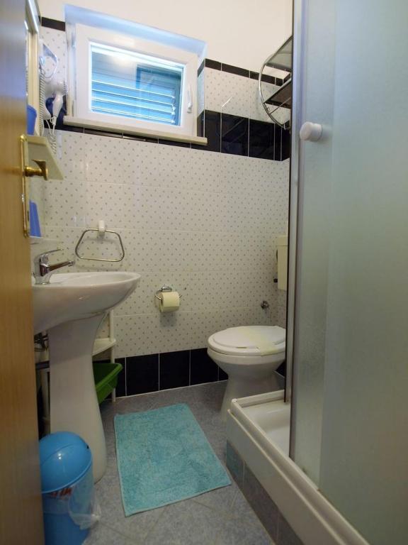 Kúpeľňa v ubytovaní Apartment in Rab with Seaview, Balcony, WIFI, Washing machine (3728-1)