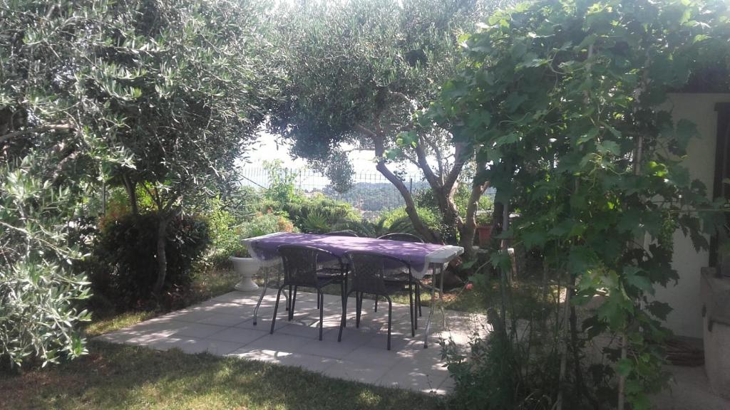 Vonkajšia záhrada v ubytovaní Apartment in Rab with Seaview, Balcony, WIFI, Washing machine (3728-1)