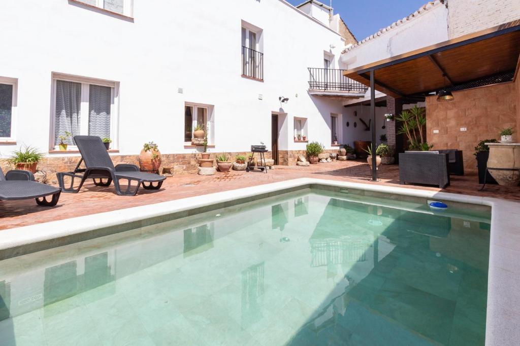 una piscina en el patio trasero de una casa en Casa Generalife, bei Granada, en Dúrcal