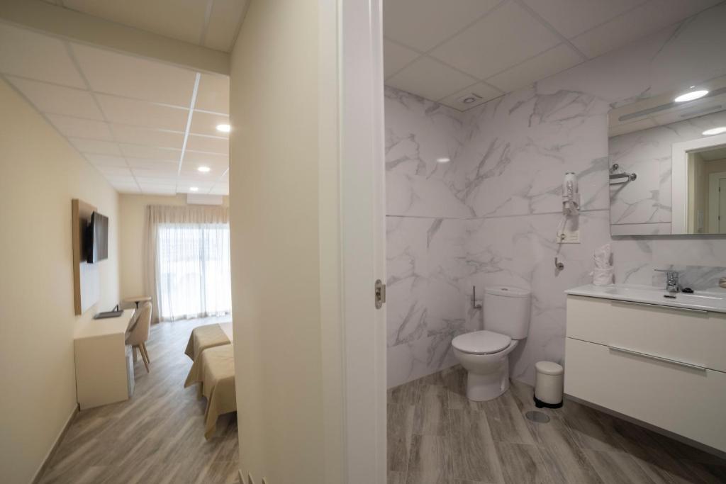 Koupelna v ubytování Hostal Altea Karma