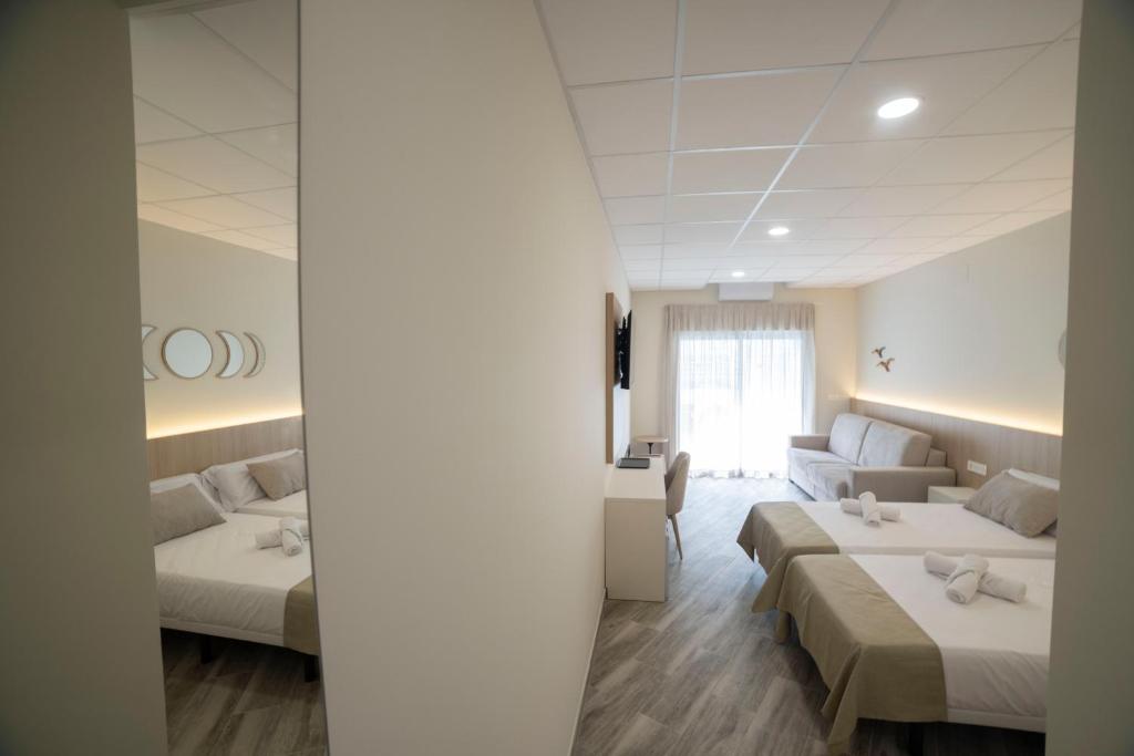 Postel nebo postele na pokoji v ubytování Hostal Altea Karma