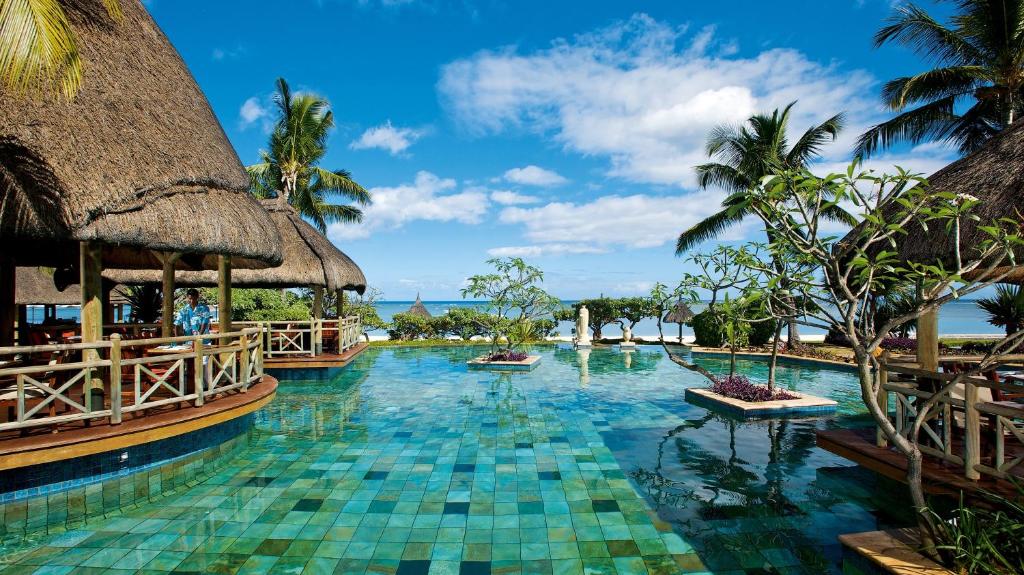 Bazén v ubytování La Pirogue Mauritius nebo v jeho okolí