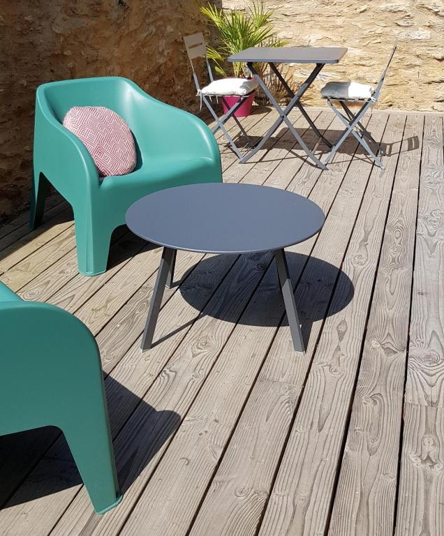 2 chaises, une table, une table et une chaise dans l'établissement Studio cosy, centre historique, à Malestroit