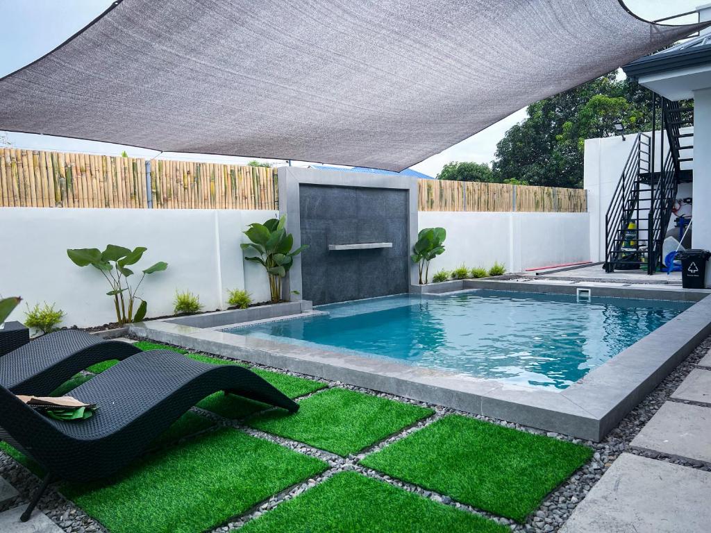 Bazén v ubytování A's Hideaway Pampanga nebo v jeho okolí