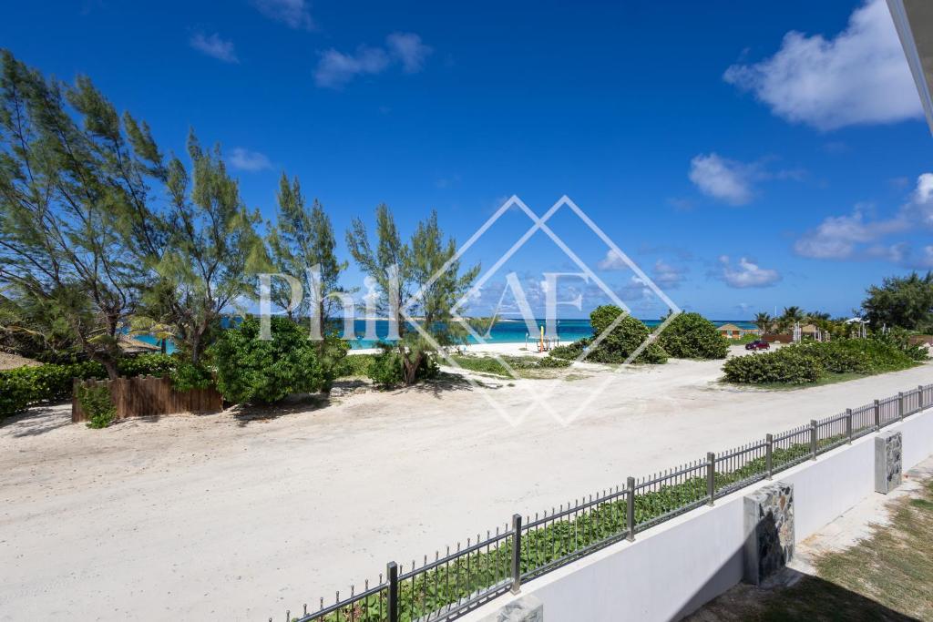 balcone con vista sulla spiaggia di un resort di Beautiful Duplex of 160 m2 and 4 bed-rooms on Orient Beach a Saint Martin
