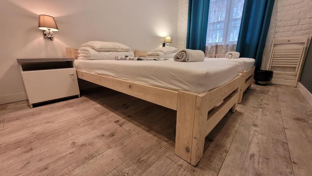 Postel nebo postele na pokoji v ubytování Chmielna 5 Rooms & Apartments
