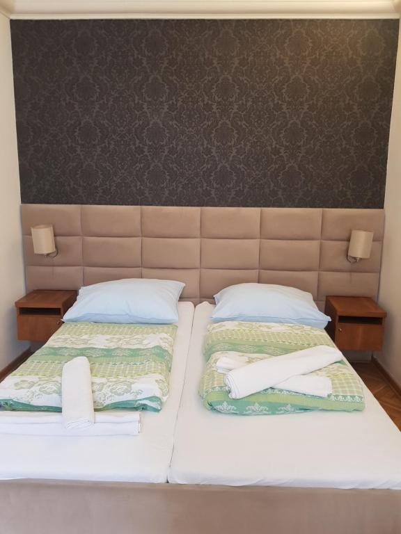 Postel nebo postele na pokoji v ubytování Chmielna 5 Rooms & Apartments