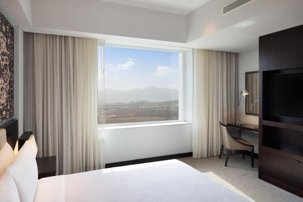 Postel nebo postele na pokoji v ubytování JW Marriott Hotel Muscat