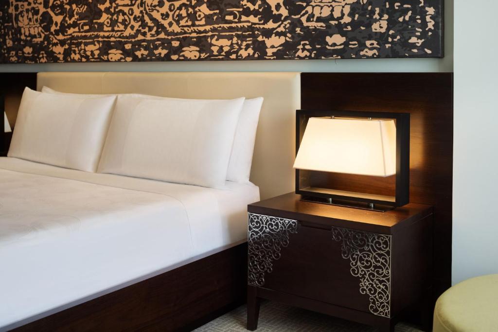 Postel nebo postele na pokoji v ubytování JW Marriott Hotel Muscat
