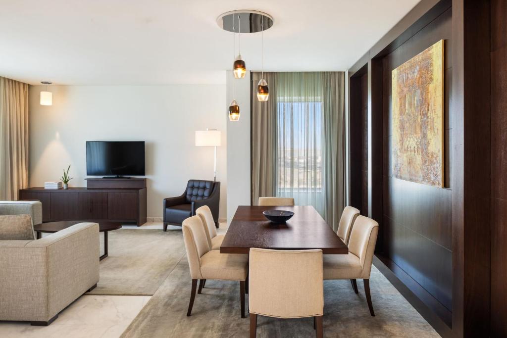 TV a/nebo společenská místnost v ubytování JW Marriott Hotel Muscat