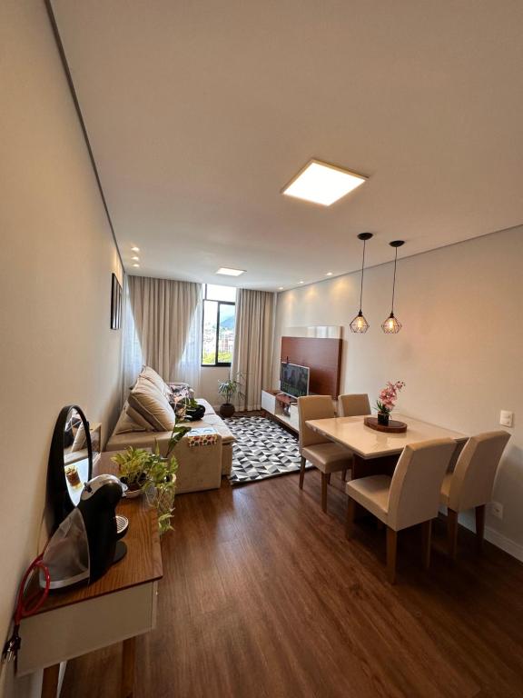 sala de estar con sofá y mesa en Apartamento familiar no centro em Nova Friburgo en Nova Friburgo