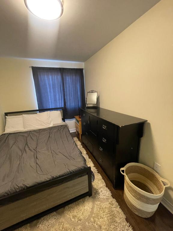 1 dormitorio con 1 cama y vestidor en Charming One Bedroom Near Bramalea City Centre en Brampton