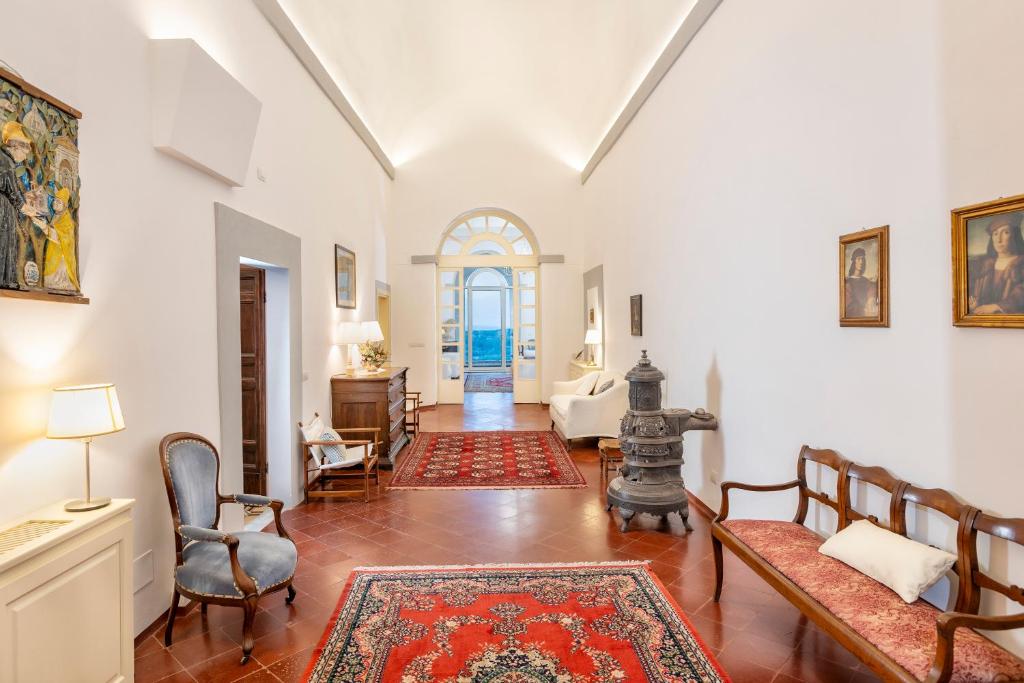 een woonkamer met een bank en een tafel bij Il Vescovo, Incredible Attic in center of Montepulciano, Luxe in Montepulciano