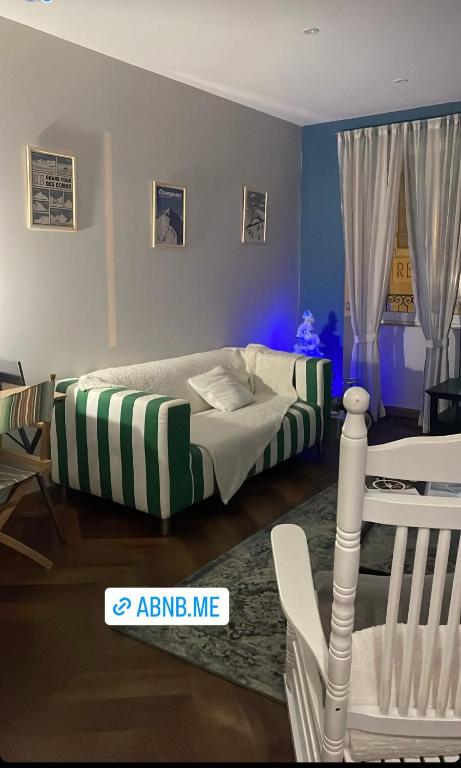 model sypialni z łóżkiem i krzesłem w obiekcie L’appart chic gapençais w mieście Gap
