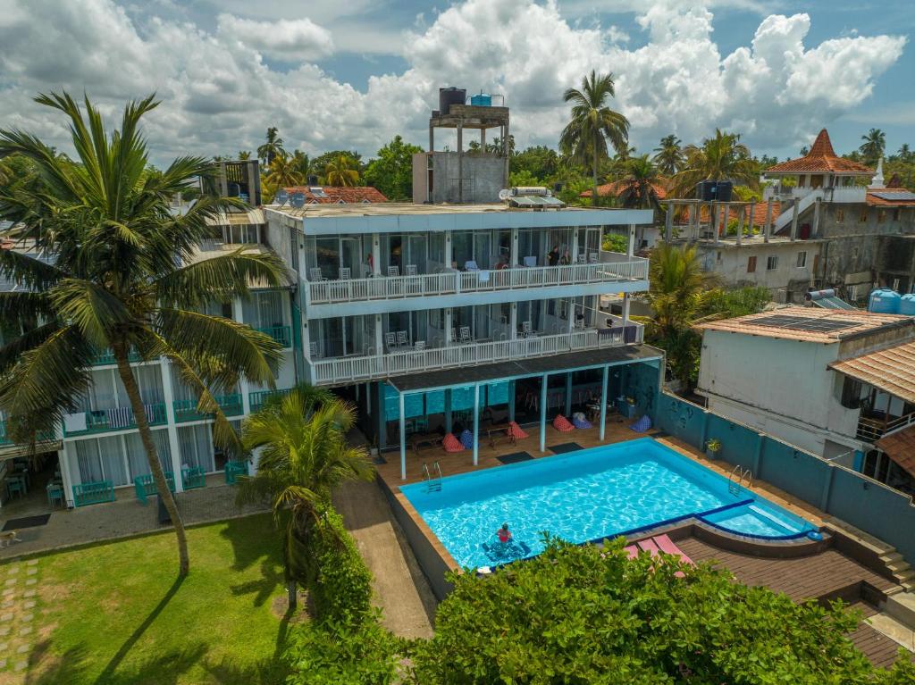 BeachMirissa Hotel في ميريسا: اطلالة جوية على فندق مع مسبح