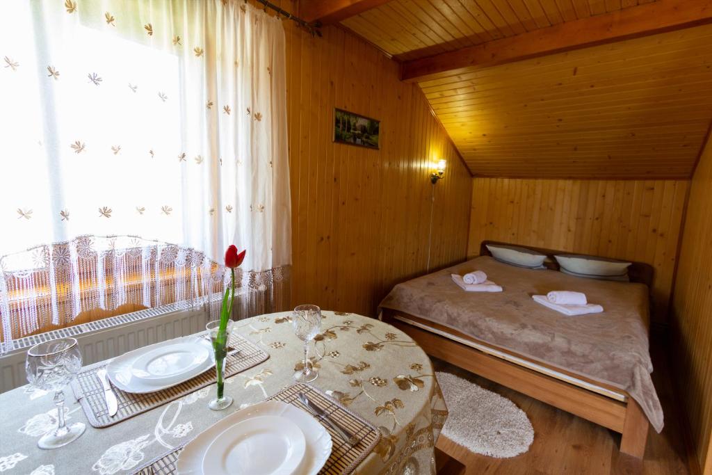 Postel nebo postele na pokoji v ubytování Садиба У Василини та Романа