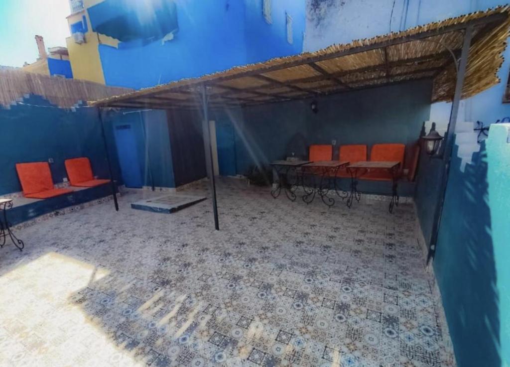 una habitación con sillas y mesas rojas en un edificio en Blue Medina Chefchaouen, en Chefchaouen