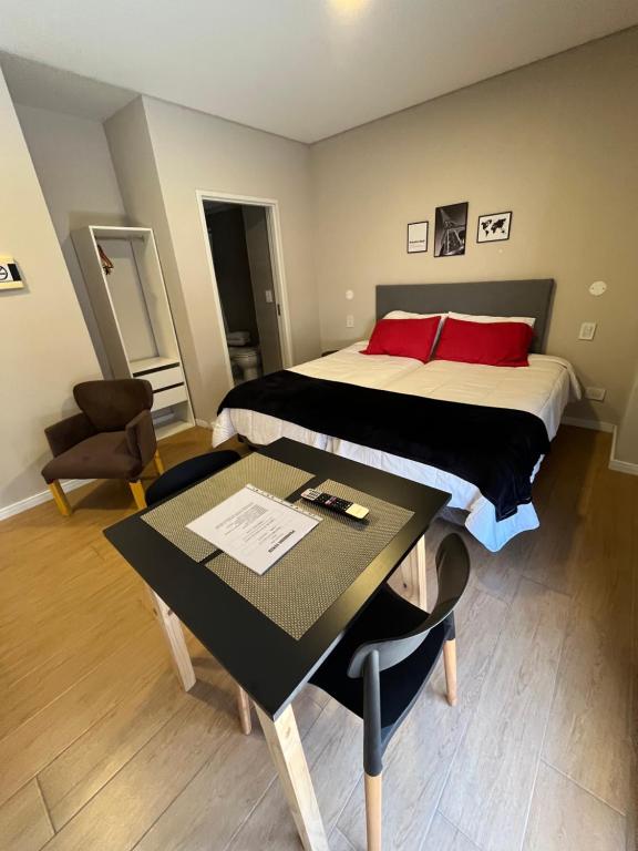 1 dormitorio con cama, mesa y mesa en VIa-Estudio exclusivo categoría en Buenos Aires