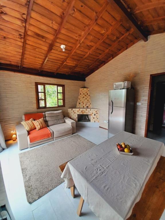 加羅帕巴的住宿－Casa da Cachoeira Siriú-SC，客厅配有桌子和冰箱