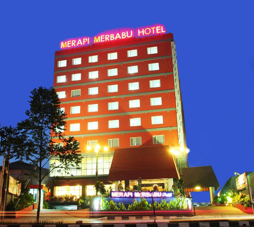 un hotel con un cartello che dice "Hotel mercadal meridiano" di Merapi Merbabu Hotels Bekasi a Bekasi