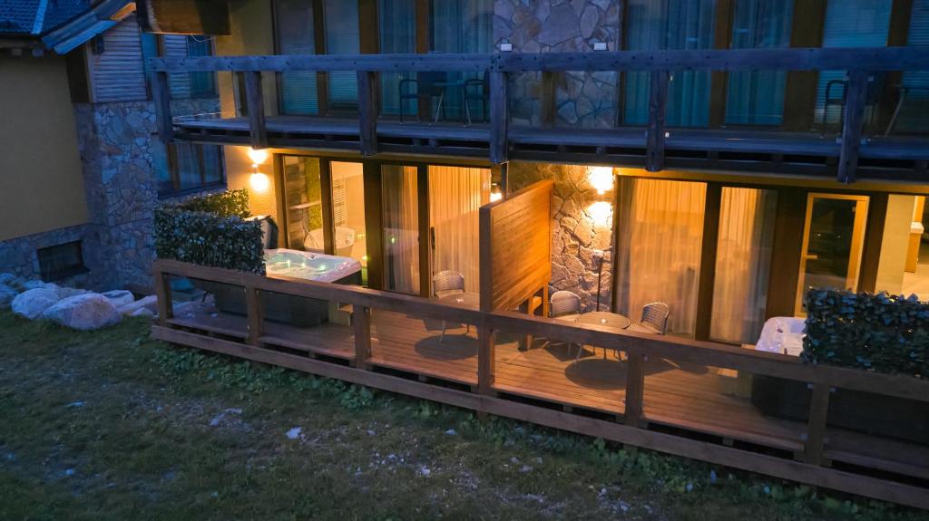 Balkón nebo terasa v ubytování Chalet Jasná Wellness Apartment Saskia jacuzzi & sauna