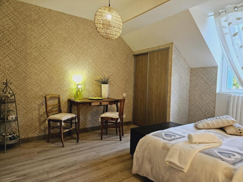 Postel nebo postele na pokoji v ubytování La Tour Des Quatre Chemins