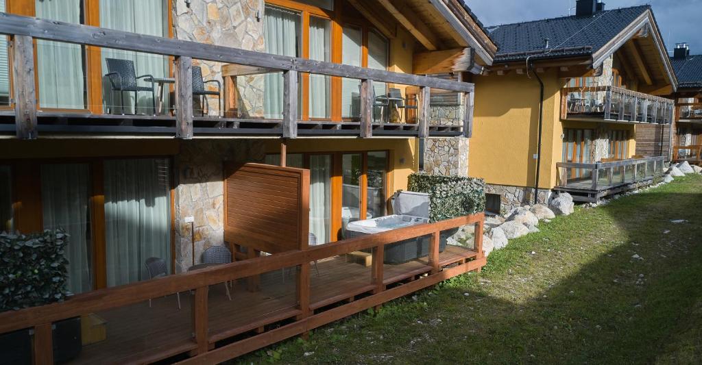 Balkón nebo terasa v ubytování Chalet Jasná Wellness Apartment Saskia jacuzzi & sauna
