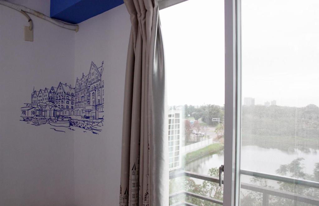 a room with a window with a drawing on the wall at 夕映安平 in Tainan