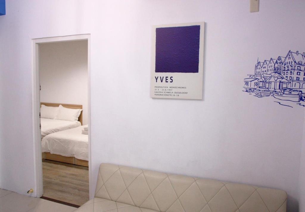 a room with a bed and a picture on the wall at 夕映安平 in Tainan
