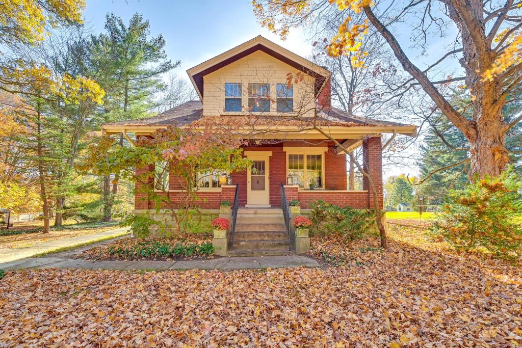 una casa roja con un árbol delante en Near Downtown Cincinnati Peaceful Retreat!, en Blue Ash