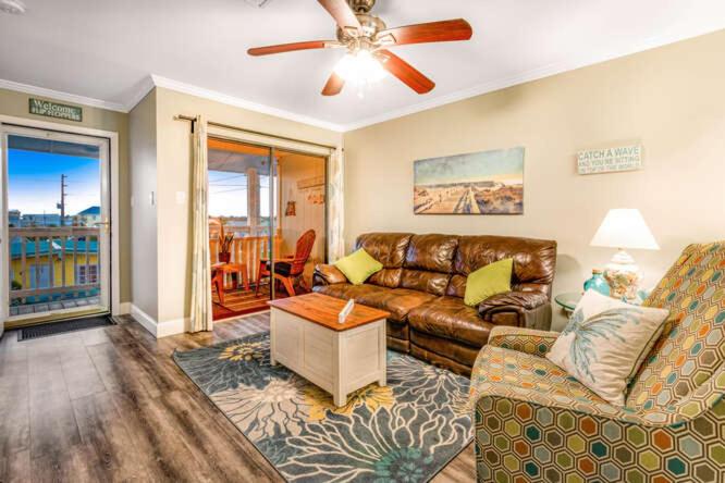 Ein Sitzbereich in der Unterkunft Deeded Beach Access- 10 min Walk to Hangout