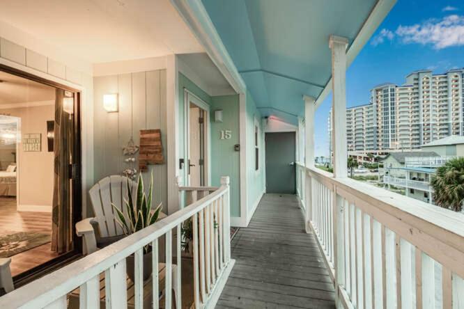 Ein Balkon oder eine Terrasse in der Unterkunft Deeded Beach Access- 10 min Walk to Hangout