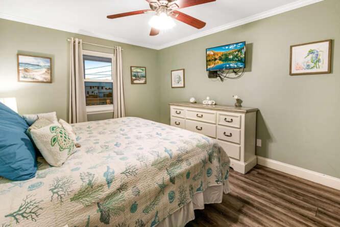 Ein Bett oder Betten in einem Zimmer der Unterkunft Deeded Beach Access- 10 min Walk to Hangout