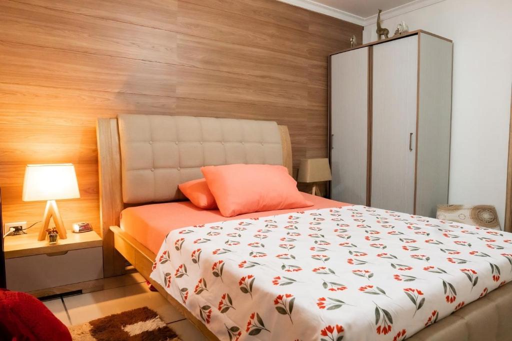 a bedroom with a bed and a cabinet and a lamp at Elegante apartamento: Sabaneta Central in Sabaneta