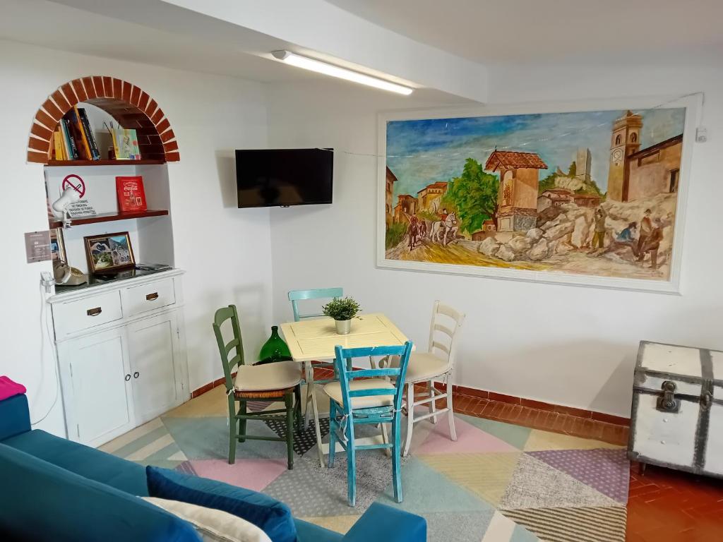 sala de estar con mesa y sillas en GASPERINO HOUSE, en Olevano Romano