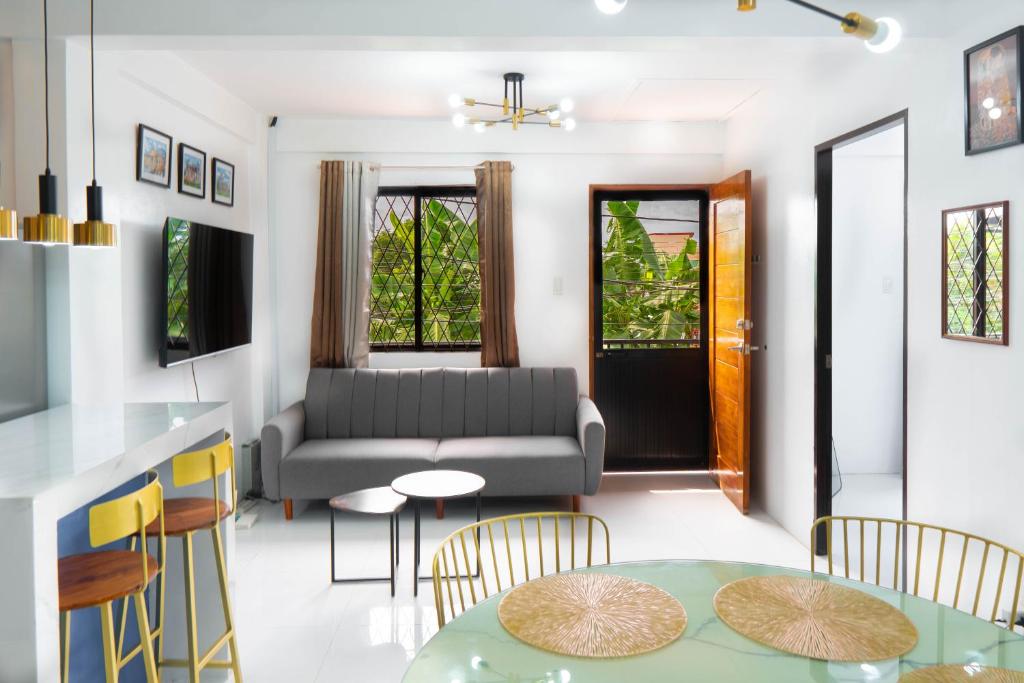 ein Wohnzimmer mit Sofa und Tisch in der Unterkunft Villa Fonte Nuova in Santa Maria