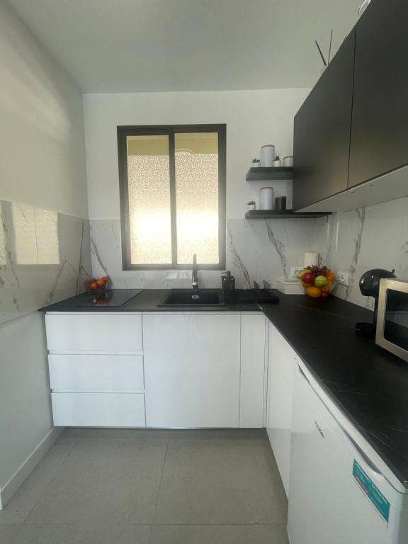 A kitchen or kitchenette at Royal View Apartment - Playa de Las Americas
