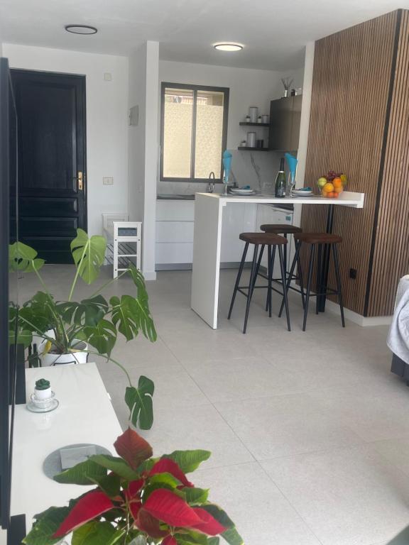 A kitchen or kitchenette at Royal View Apartment - Playa de Las Americas