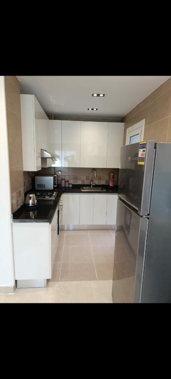 Kuchyň nebo kuchyňský kout v ubytování Luxurious apartment in Madinaty, new Cairo city beside Carrefour and mall
