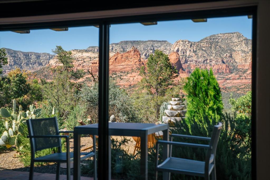 Zimmer mit Blick auf den Grand Canyon in der Unterkunft Modern, Luxury Studio With Awe Inspiring Red Rock Views Private Trail Head - Outdoor Firepit, Indoor Fireplace, on Property Sauna, Aromatherapy Steam Room, Hot Tub, Pools and Wellness Services in Sedona