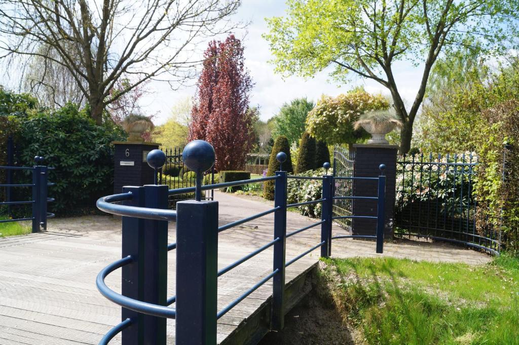een blauwe poort in een park met een hek bij Eersel's Groen in Eersel