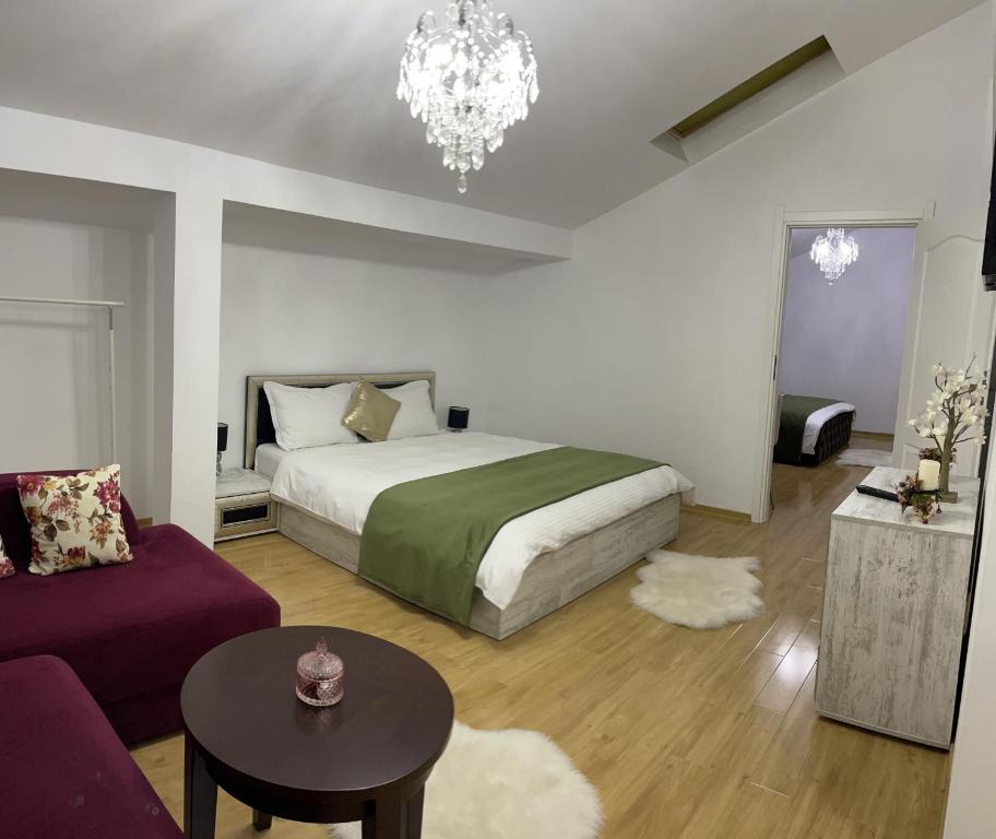 Una cama o camas en una habitación de Vila Zoe BucharestAirport&Therme&Parking Otopeni