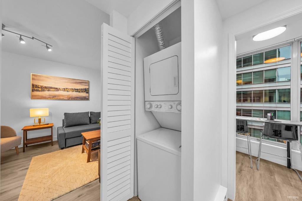Kuchyň nebo kuchyňský kout v ubytování 1-BR Condo in Downtown Coal Harbour with Parking and City Views